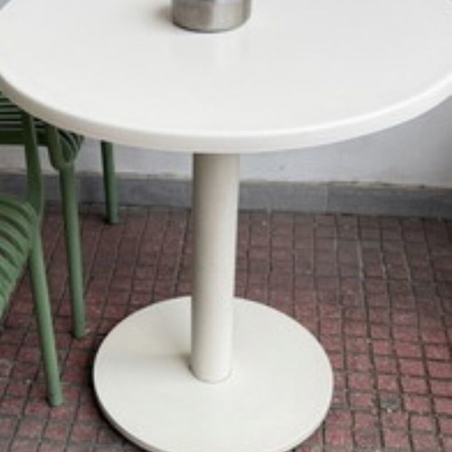 Round outdoor table diameter 70cm like new