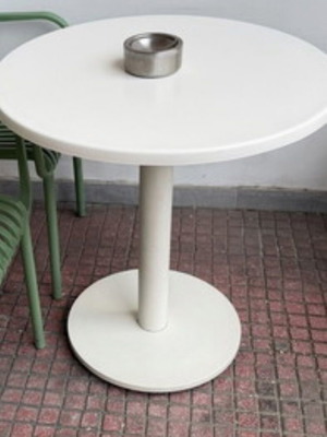 Round outdoor table diameter 70cm like new