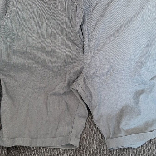 Striped bermuda shorts, straight fit, size 44, used