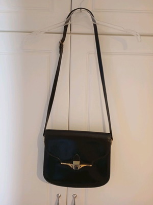 Δερμάτινη τσάντα ώμου μαύρη μεταχειρισμένη με ελάχιστες φθορές