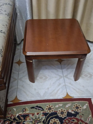 Coffee tables set like new, 2 small and 1 narrow glass top