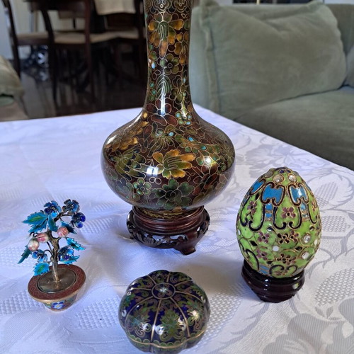 Cloisonne set of 4 pieces with 2 wooden bases like new