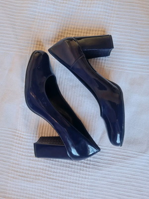Cameo patent leather pumps new, dark blue size 40 with block heel