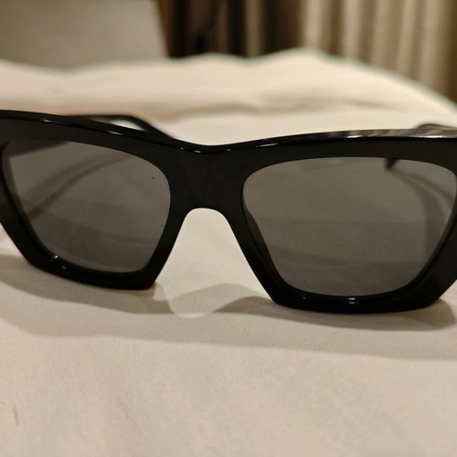 Celine40187I sunglasses like new, black