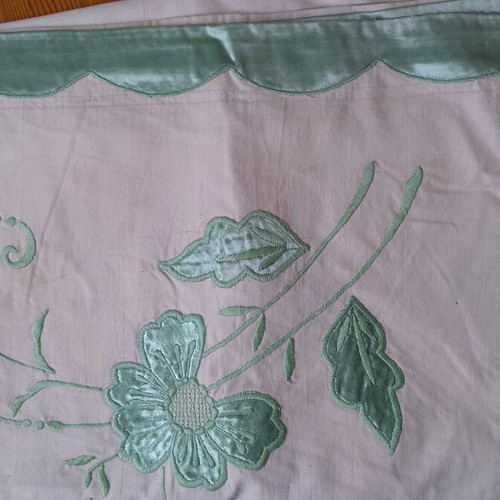 Bed sheet with green satin appliqué like new, 4 pillowcases