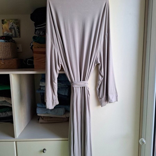 Long kimono robe like new in beige-grey