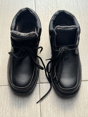Black leather boots new, suitable for cold weather