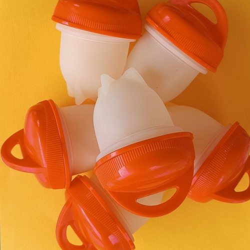 Silicone egg boiling molds like new, set of 6 pieces