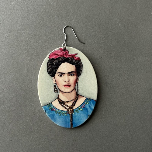Earring with Frida Kahlo portrait like new, multicolor