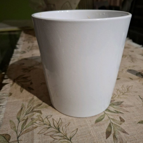 White decorative kaspo vase like new