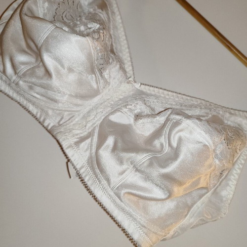 Triumph Claudette 104 N bra size 95D, white, lace details