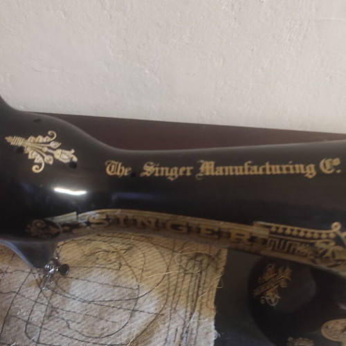 Singer 1922 sewing machine used, functional with papers