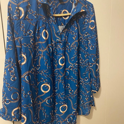 Shirt like new, bright petrol with gold chains, 3/4 sleeves, size S