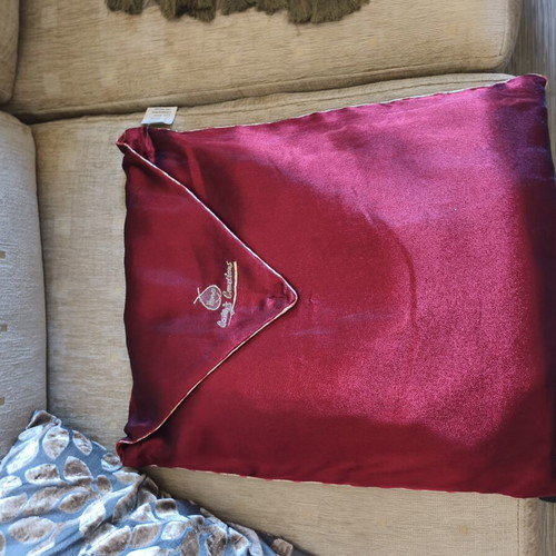 Table linen set like new with runner, doilies and napkins