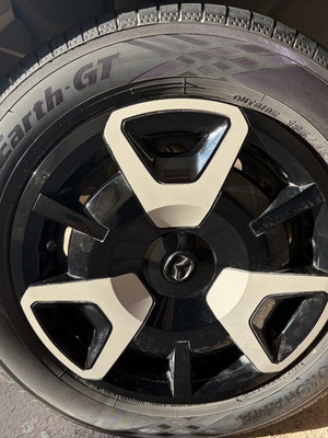 Ζάντες 15ρες με λάστιχα Yokohama 185/65/15 και τάσια Mazda σαν καινούργιο