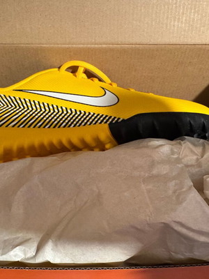 Ποδοσφαιρικά παιδικά παπούτσια Nike καινούργια, μέγεθος 38,5, κίτρινα και μαύρα