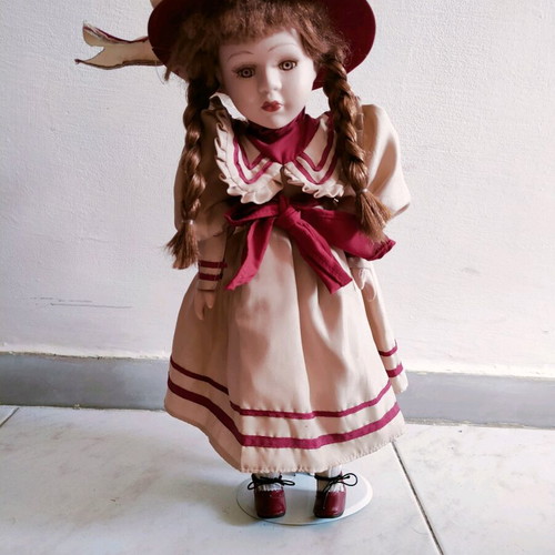 Porcelain dolls like new