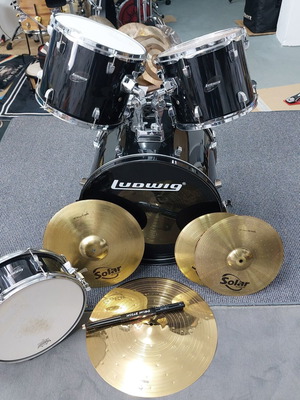 Σετ τύμπανα Ludwig Accent CS Combo μεταχειρισμένο με πιατίνια Sabian Solar και ταμπούρο