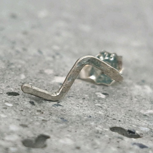 Silver minimal 925 studs like new with organic line design
