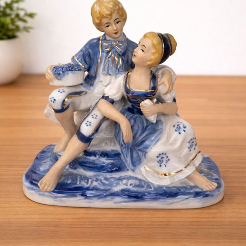 Vintage figurine hugging couple like new