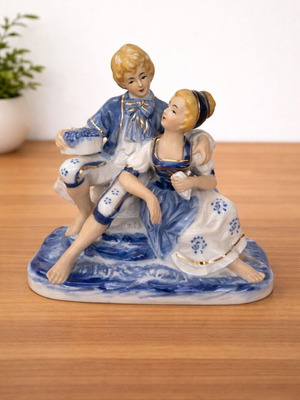 Vintage figurine hugging couple like new