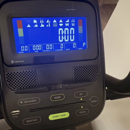 Elliptical machine like new with multiple workout programs
