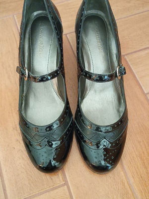 Patent leather pumps used, size 38, black leather