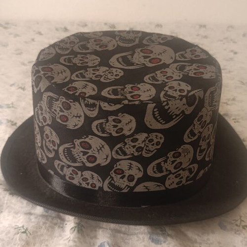 Halloween hat with skulls like new, felt material