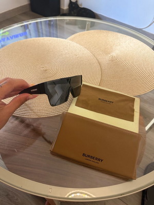 Burberry B 4291 слънчеви очила с черни стъкла и калъф