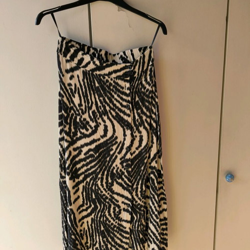Namaste midi skirt like new, black and white