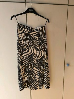 Namaste midi skirt like new, black and white