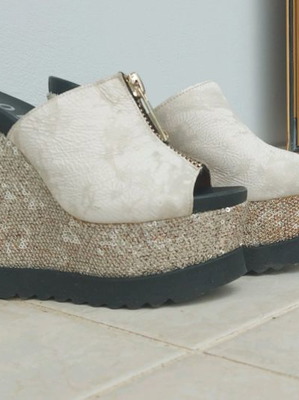 Dolce mules νούμερο 38 σε τόνους μπεζ με παγιέτες, σανδάλια πλατφόρμες