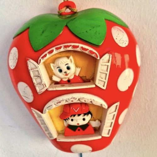 Strawberry Shortcake doll set used with music box and accessories