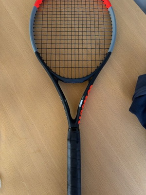 Wilson Clash 100 ρακέτα τένις σε μαύρο και κόκκινο, μέγεθος λαβής 3 4/8