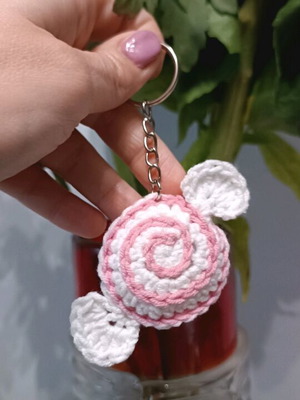 Knitted lollipop keychain new, white and pink