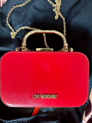 Love Moschino red shoulder bag like new with gold metal clasp and embossed detail