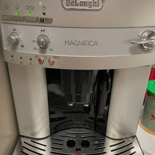 Delonghi Magnifica coffee maker used with grinder and milk frother