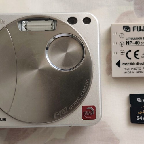 FujiFilm F402 camera used, includes battery and 64MB card