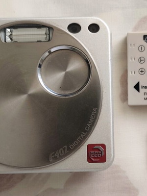 FujiFilm F402 camera used, includes battery and 64MB card