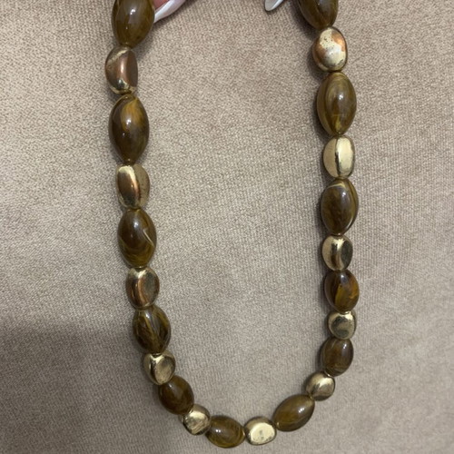Necklace with brown beads and gold details used