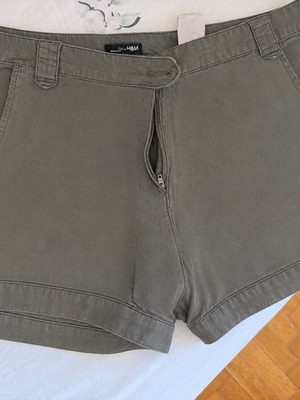 Γυναικείο σορτς H&M σαν καινούργιο, χακί με ζώνη, μέγεθος M