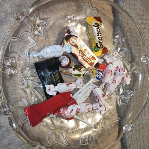 Large glass platter with embossed flower designs like new, 30 cm