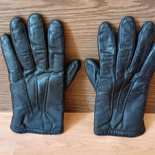Leather gloves in very good condition, black
