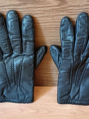 Leather gloves in very good condition, black