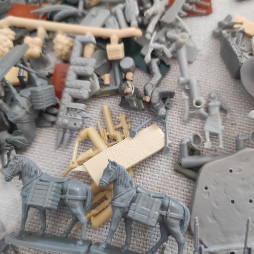 Modeling figures with bicycles, horses, soldiers, weapons and civilians, scale 1/72
