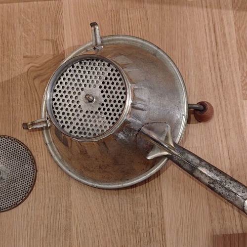 Vintage manual food grinder used Passe-Vite