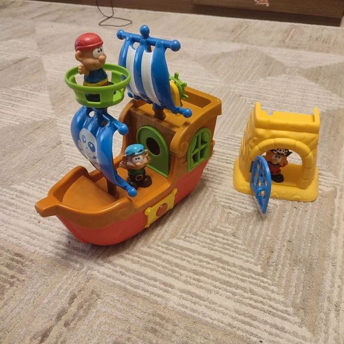 Kiddieland Pirate Ship & Hideout like new with sound effects and figures