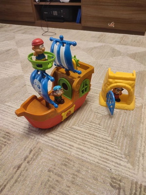 Kiddieland Pirate Ship & Hideout like new with sound effects and figures