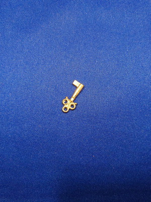 Pendant key 2.5cm silver color like new