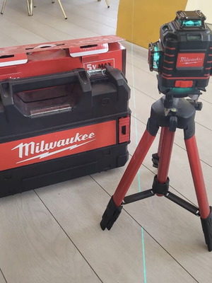 Milwaukee laser level with case, 2 batteries, charger and tripod